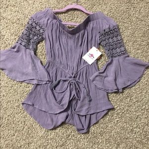 Jumper shorts. Violet or black color